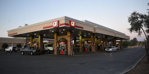 Cars line up to get gas early at a QT on the corner of Germann Road and Arizona Avenue in Chandler. (File photo by Hope O’Brien/Cronkite News)