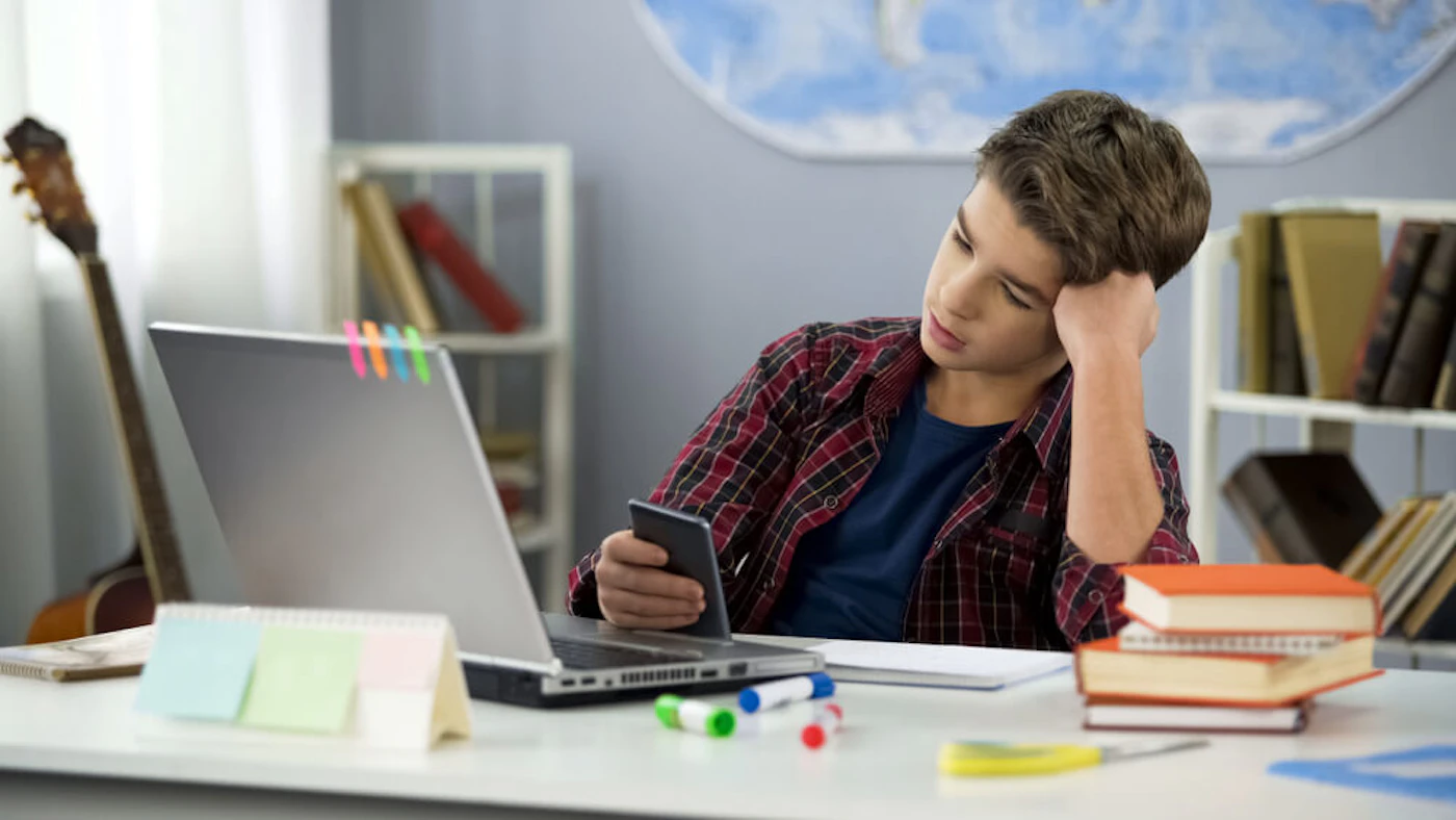 In the face of the pandemic, children who are attending school spend six to seven hours a day in virtual classes, which goes against the efforts of many parents to limit screen time. Children-Technology-Pandemic