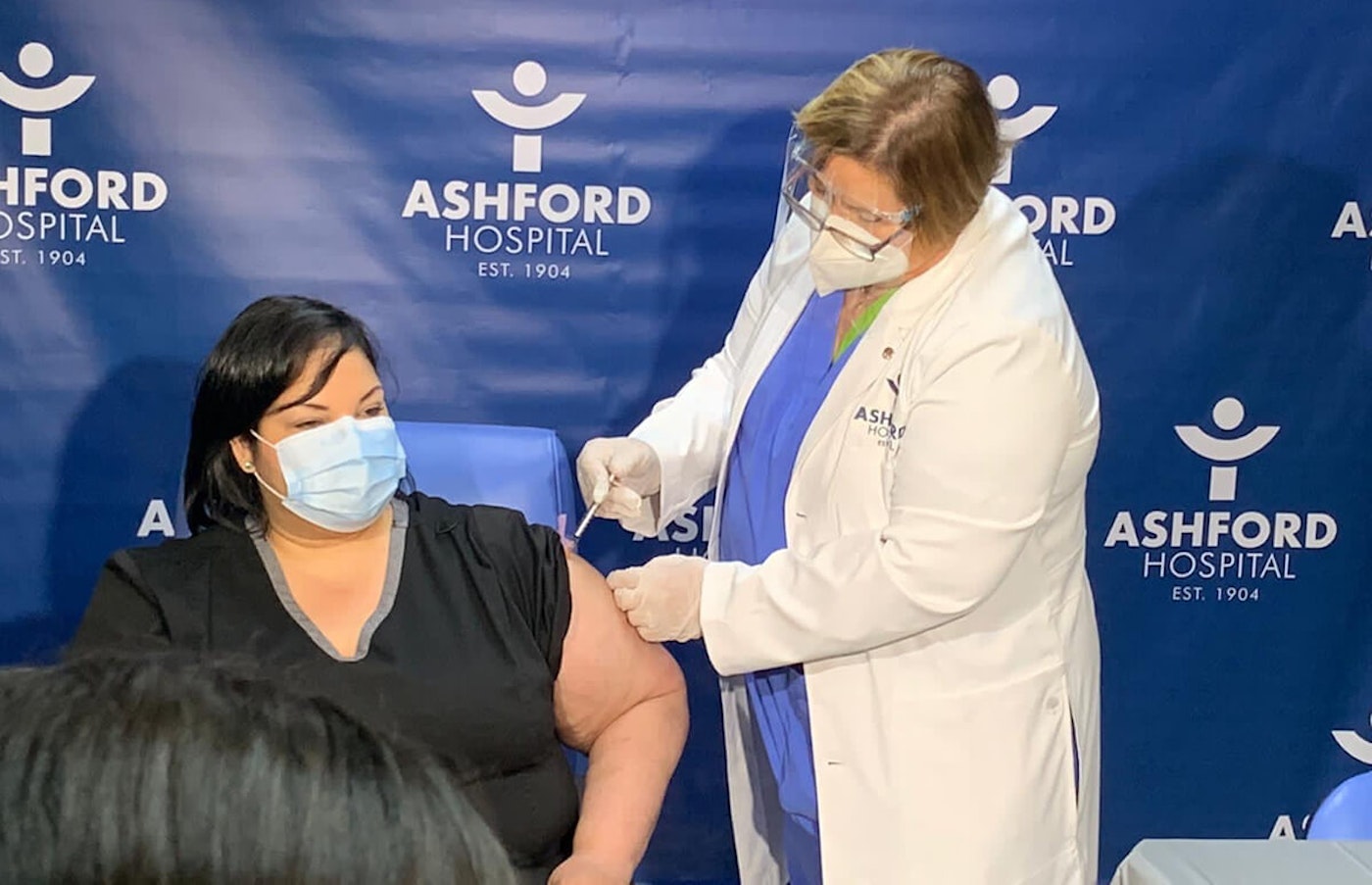 Hilda Alemán vaccinated Jahaira Alicea, a respiratory therapist who treated the first COVID-19 patients in Puerto Rico. Nurse-COVID-Puerto RIco