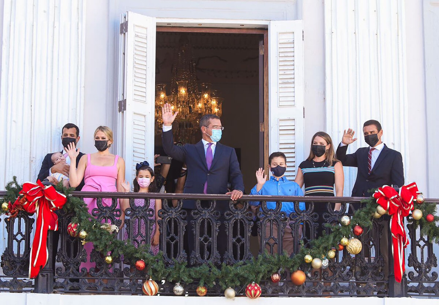 At the end of the inauguration ceremony, Pierluisi moved with his family to La Fortaleza, the governor’s place of work and home, where he signed six executive orders. Pierluisi-Oath-Orders
