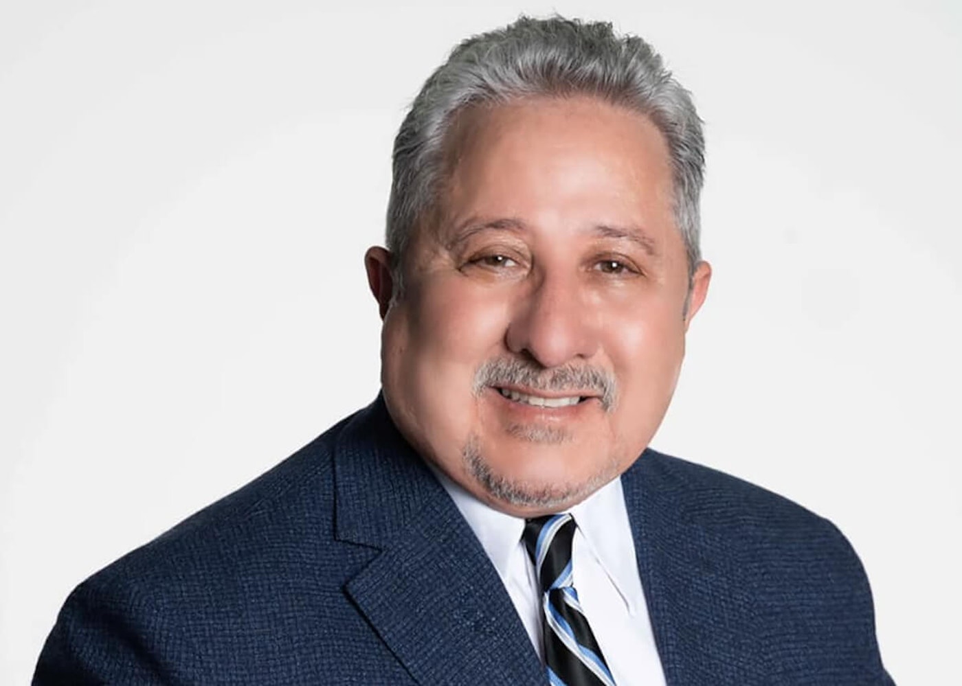 Vázquez was born in the Bronx and has lived between New York, Philadelphia and Puerto Rico. For 36 years he has been a college professor of history. This is the first time that he will hold a political position. Víctor-Vázquez