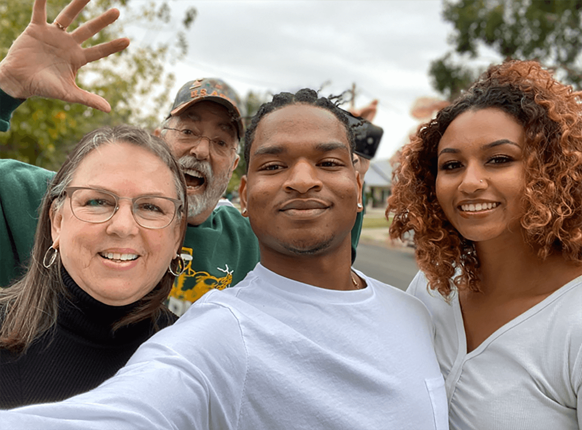 Twitter Photo/@kingjamal08 Wanda and Lonnie Dench standing next to Jamal Hinton and Mikaela