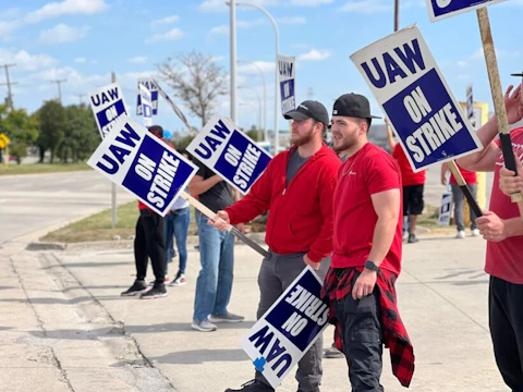 Auto workers picket outside Ford’s Michigan Assembly Plant in Wayne County. (The 'Gander Newsroom/Kyle Kaminski)