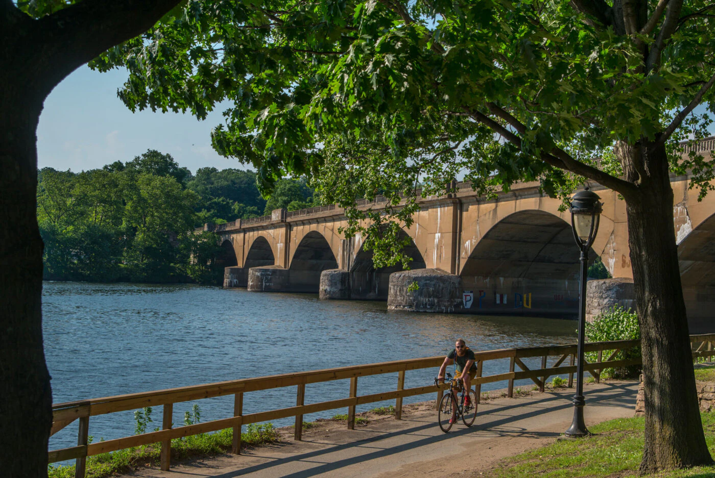 The four-mile long Kelly Drive, home to the historic Boathouse Row and annual Dad Vail Regatta, attracts bikers, runners, joggers and walkers to its trail and park, which runs along the Schuylkill River. Visitors without a bike can stop at Wheel Fun Rentals, located at the start of Boathouse Row, for specialty bike and surrey rentals. (Photo: photo by R. Kennedy for VISIT PHILADELPHIA®)