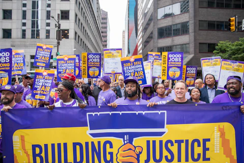 Thousands of SEIU 32 BJ members rally for a fair contract in Philadelphia on August 29, 2023. (Photo: Sean Kitchen)