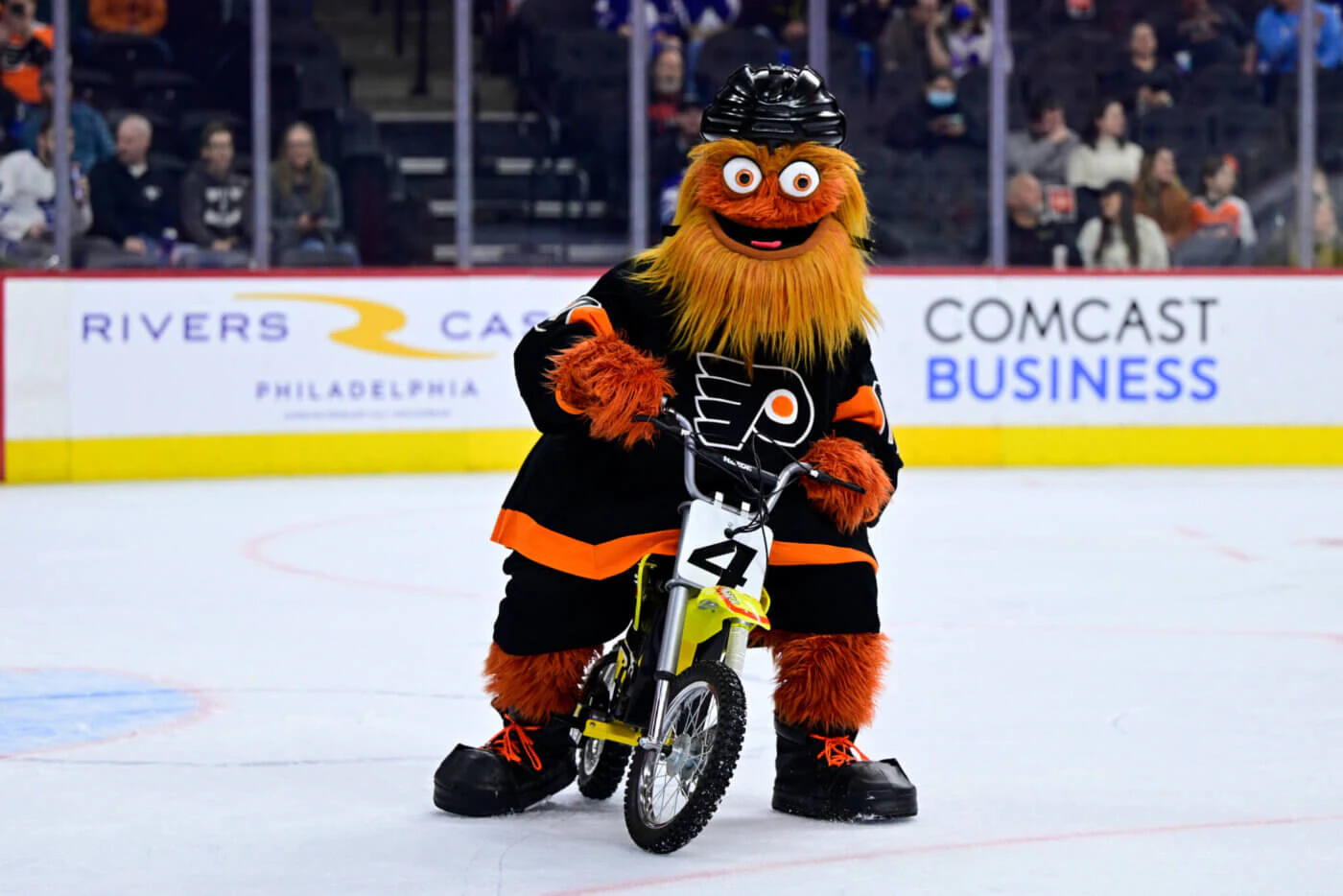 Gritty visits CBS Philadelphia to show off Flyers' new jerseys 