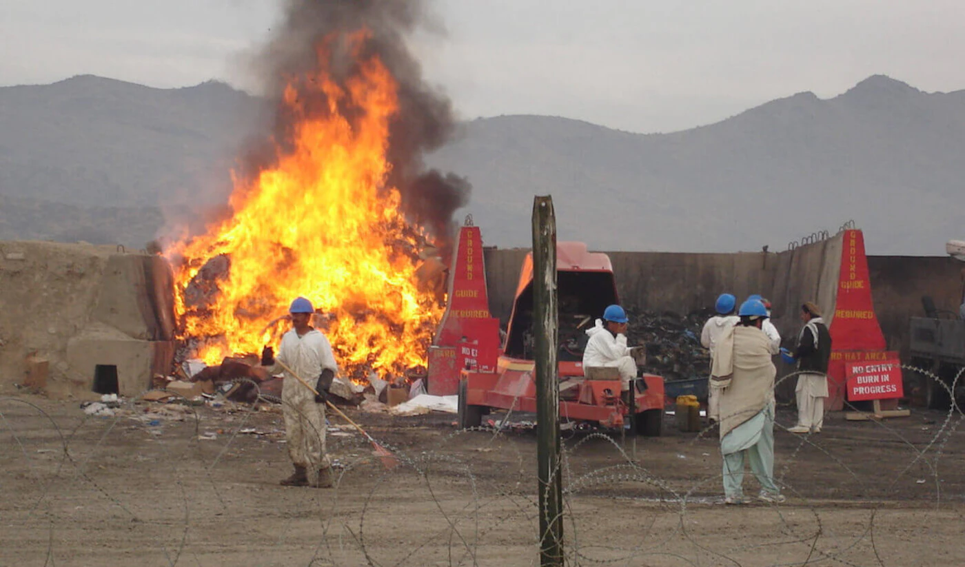 A burn pit at a US base. (Image via Shutterstock)